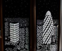 A propos des stores enrouleurs Night city with perforation