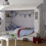 lit blanc maison pour l'enfant
