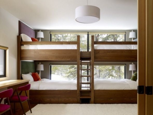 un lit à deux niveaux pour une grande famille