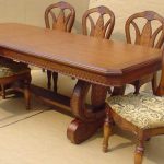 tables et chaises en bois