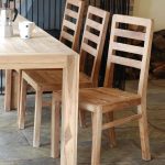 chaises en bois pour la photo de la cuisine