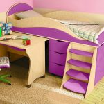 lit violet avec un côté pour la chambre d'enfants