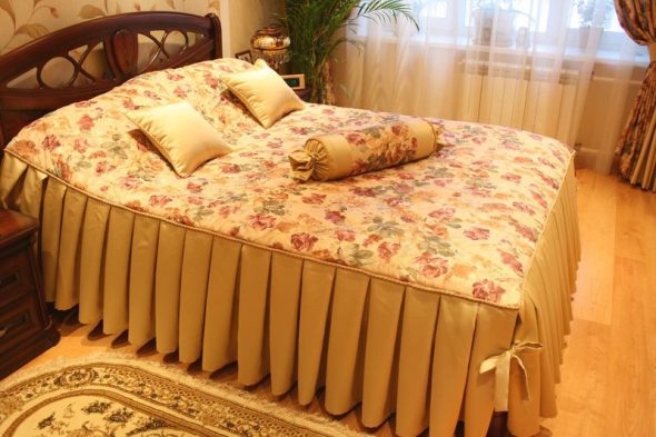 Couvre-lit design dans la photo de la chambre