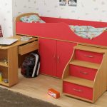 lit rouge à deux niveaux pour un enfant