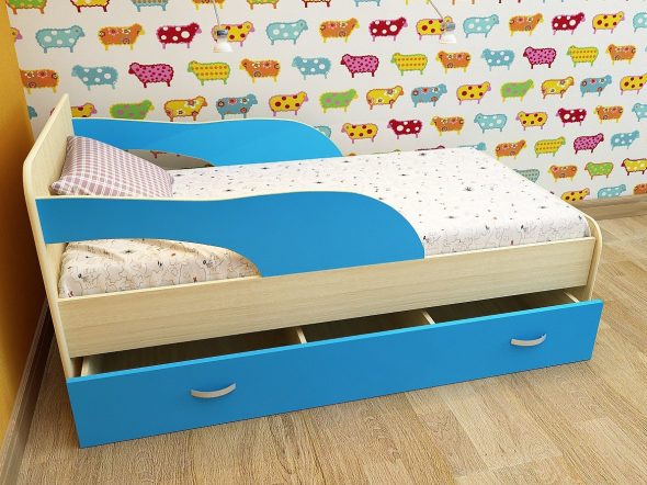 lit à côtés bleus dans la chambre d'enfant