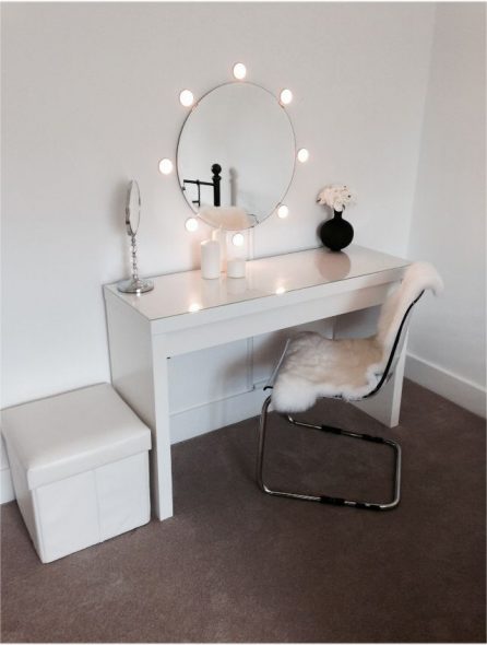 table de maquillage avec un miroir rond