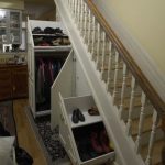 vêtements et chaussures sous les escaliers