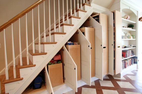 armoires confortables sous les escaliers