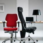 chaises de bureau rouge et noir