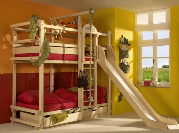 lit en bois à deux niveaux avec un toboggan