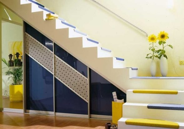arrangement de l'espace sous les escaliers