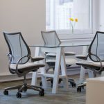 chaises de bureau blanches grises