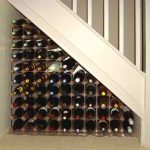 étagères pour stocker le vin sous les escaliers