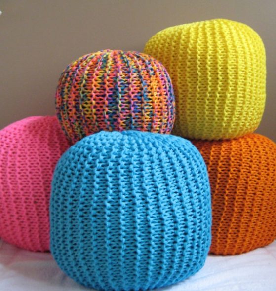 poufs tricotés colorés
