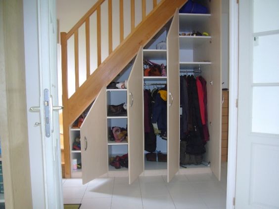 armoire sous l'escalier avec portes battantes