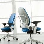 chaises de bureau blanches bleues