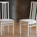 chaises blanches en bois tendre