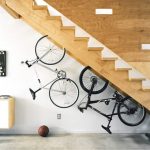 garage à vélos sous les escaliers