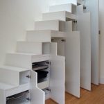 casiers intégrés sous les escaliers