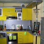 Sets de cuisine pour petite cuisine de couleur jaune