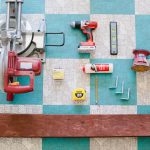 Matériaux et outils pour la fabrication d'étagères en bois