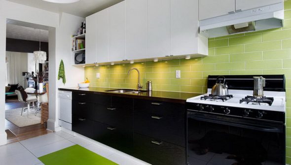 La combinaison de cuisine verte, blanche et noire à l'intérieur de la cuisine