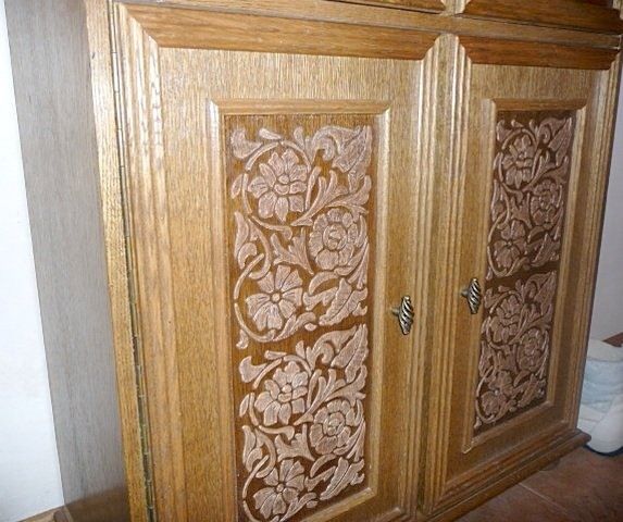 armoire avec plâtre décoratif