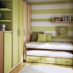 lit escamotable superposé dans la petite chambre