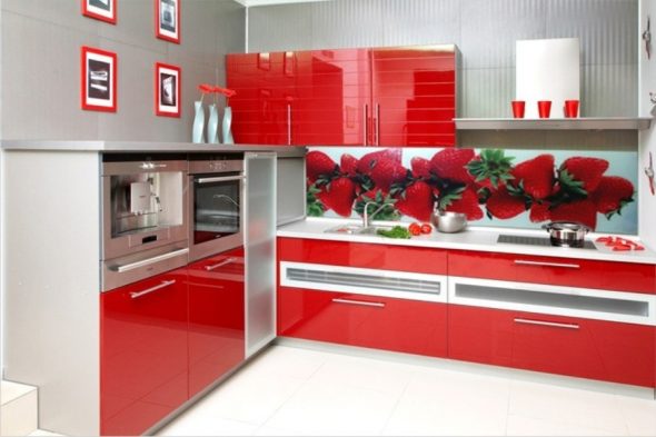 tablier de cuisine en verre pour une cuisine rouge