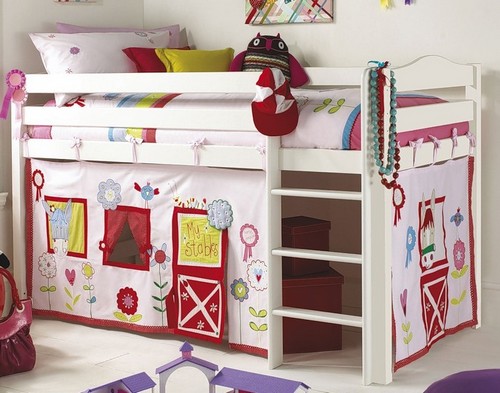 Conception de petites chambres d'enfants avec un lit mezzanine