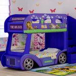 Lits superposés en forme de bus avec personnages de dessins animés