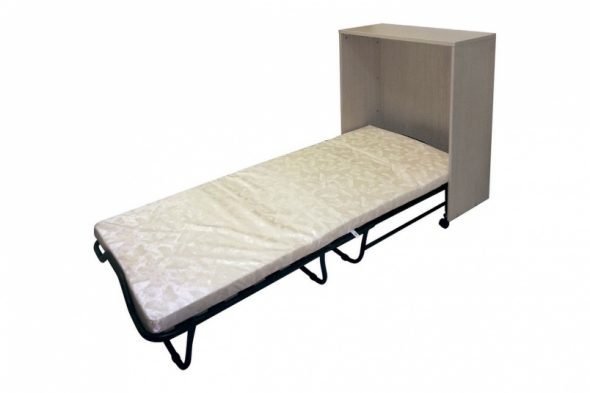 Table de chevet avec un lit pliant