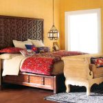 lits doubles en bois dans la chambre