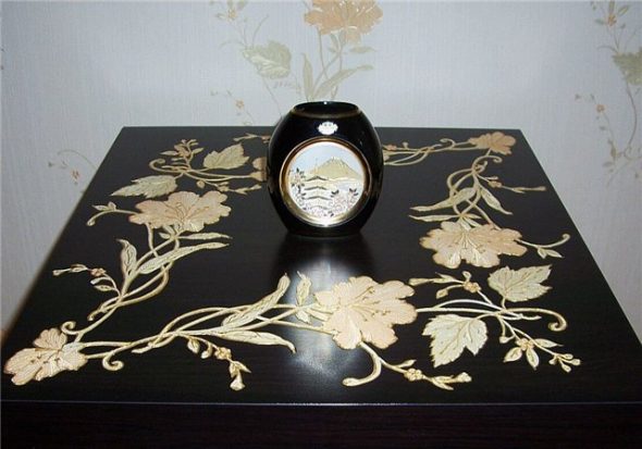 La table est décorée selon la technique de découpage avec des contours peints