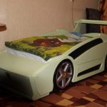 lit de voiture en bois
