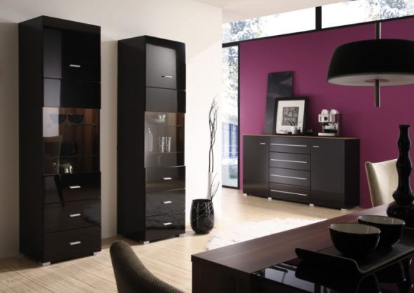 intérieur avec meubles noirs et murs violets