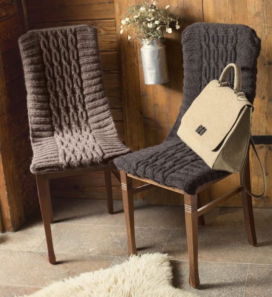 tricotage de housses de chaise avec un motif