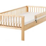 katil kanak-kanak dengan sisi kayu