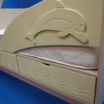 lit dauphin avec des boîtes