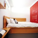 lit en bois dans la chambre