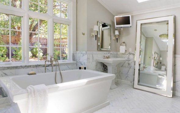 miroir dans la salle de bain en marbre