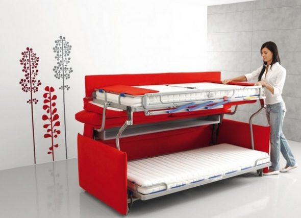 canapé-lit transformateur pour un petit appartement rouge