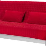 canapé-lit rouge dans la chambre