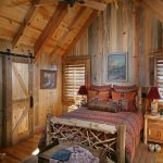 lit en bois dans une maison de campagne