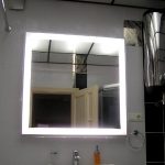 miroirs dans la salle de bain