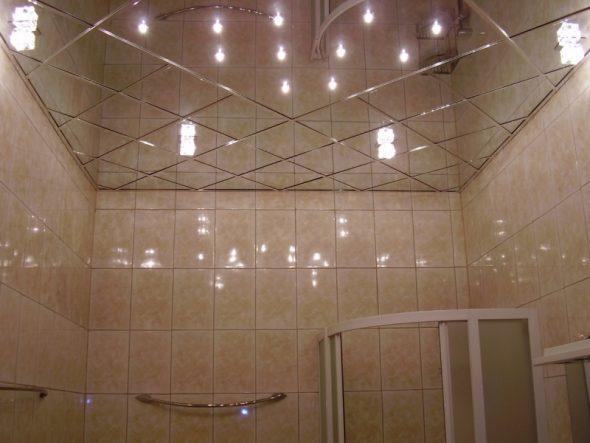 plafond de la salle de bain en miroir