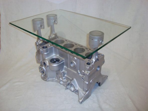 table basse d'un bloc classique sur trois pistons et verre