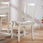 Kerusi kayu putih (dengan bantal)