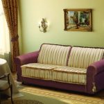 Canapé-lit pour une utilisation quotidienne avec des rayures violettes