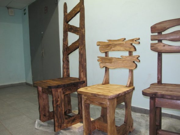 Kursi yang dibuat oleh tangan wanita